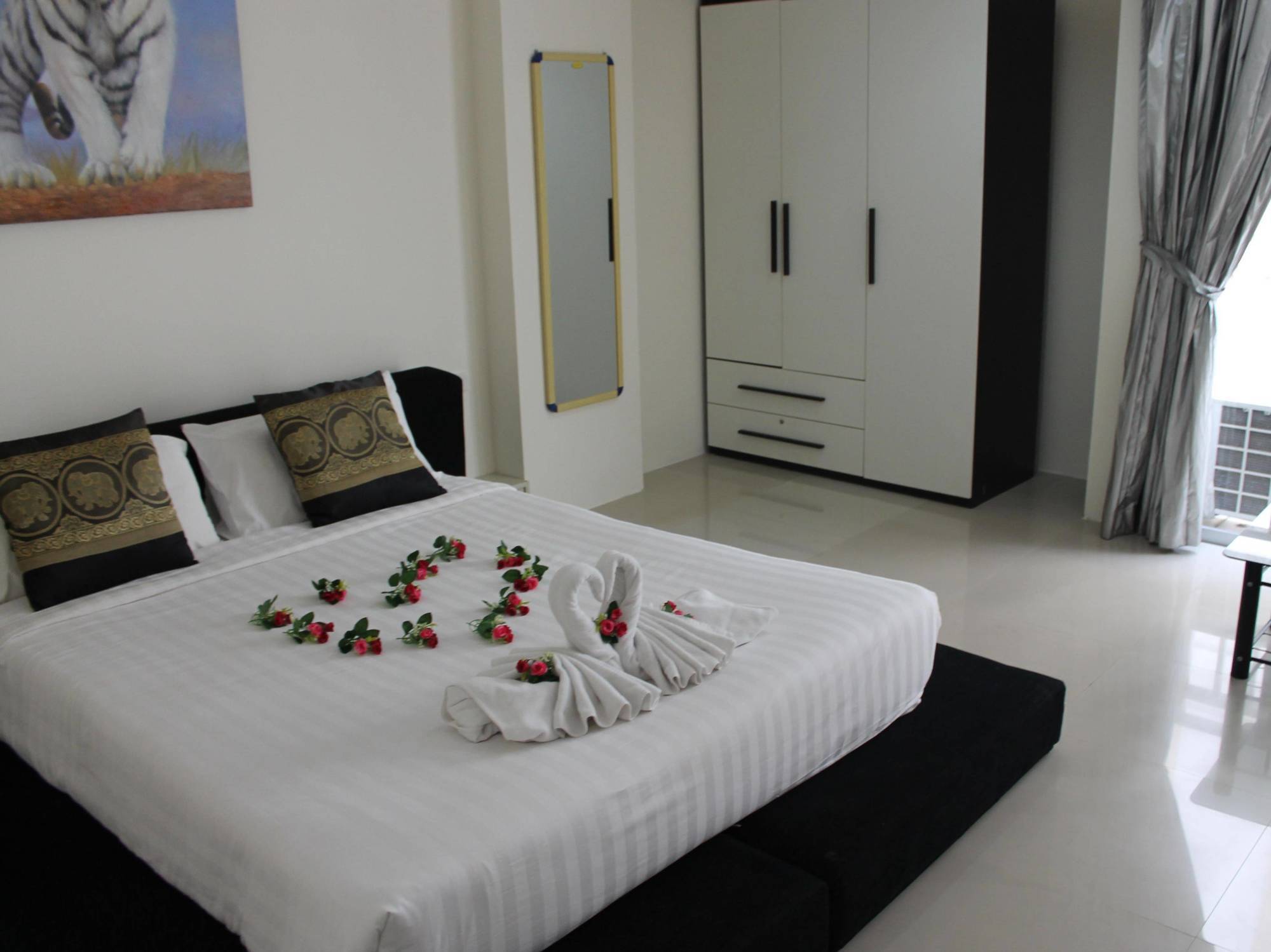 Lars-Lita Residence Patong Exterior photo